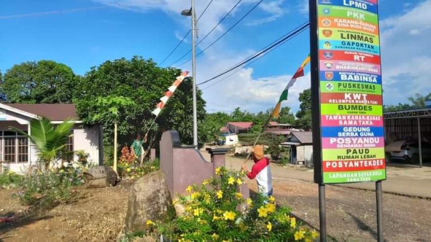 Pemasangan Bendera unggul - Unggul dengan Para pemuda